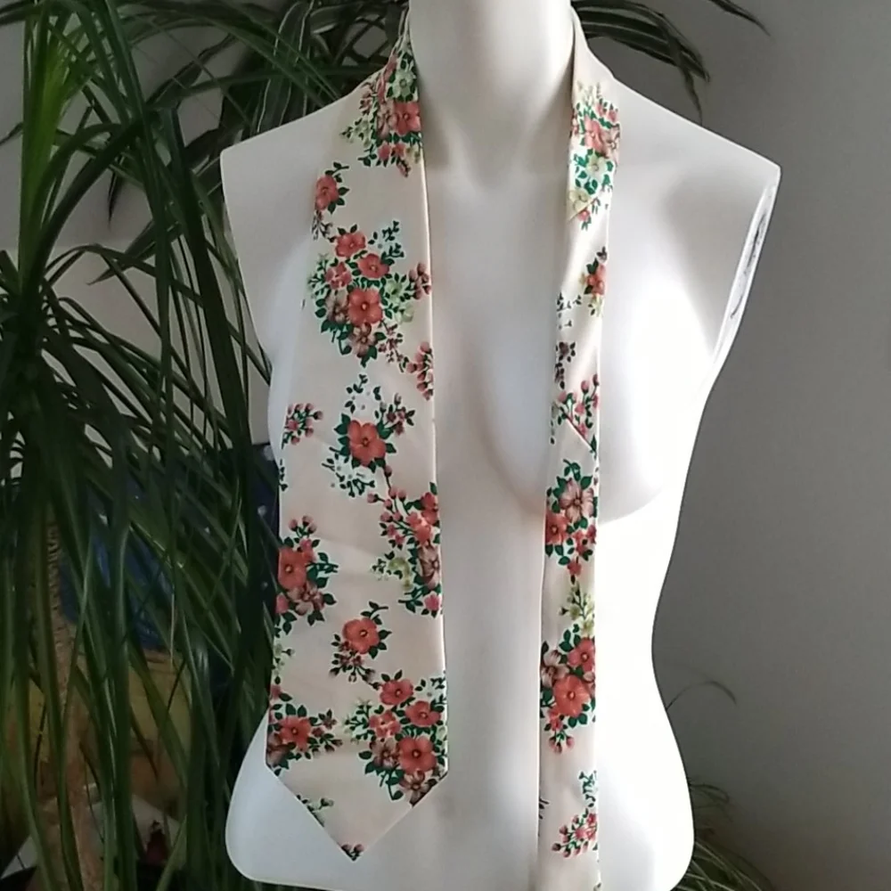 VTG Custom Tailored Fruit of the Loom Flowers Tie.
